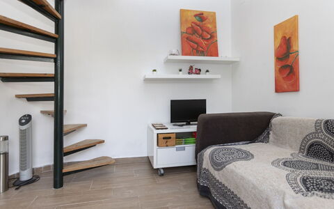 Villa Casalot Vi: Mobilia, Tavolo, Cielo, Sedia, Legna, Interior Design, Albero, Pavimento, Shade, Costruzione