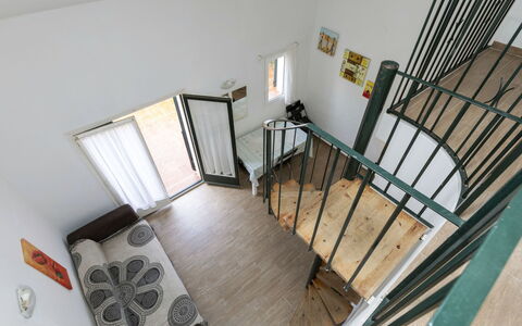 Villa Casalot Vi: Mobilia, Tavolo, Cielo, Sedia, Legna, Interior Design, Albero, Pavimento, Shade, Costruzione