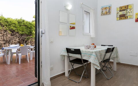 Villa Casalot Vi: Mobilia, Tavolo, Cielo, Sedia, Legna, Interior Design, Albero, Pavimento, Shade, Costruzione