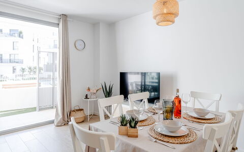 Dénia 188: Mobilia, Interior Design, Pavimentazione, Legna, Tavolo, Cucina & Sala Da Pranzo Tavolo, Pavimento, Sedia, Sala Da Pranzo, Camera
