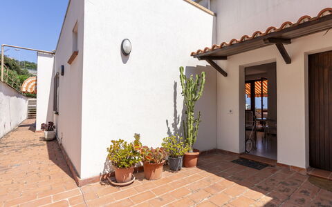 Beautiful View: Mobilia, Tavolo, Cielo, Sedia, Legna, Interior Design, Albero, Pavimento, Shade, Costruzione