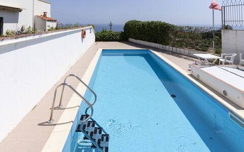 Beautiful View: Mobilia, Tavolo, Cielo, Sedia, Legna, Interior Design, Albero, Pavimento, Shade, Costruzione