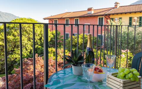 Bot: Mobilia, Tavolo, Cielo, Sedia, Legna, Interior Design, Albero, Pavimento, Shade, Costruzione