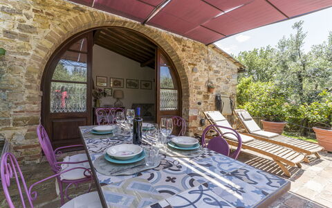 Casa Anita - Castellina In Chianti - Granaio, Tosc: Mobilia, Tavolo, Proprietà, Pianta, Sedia, Costruzione, Interior Design, Architettura, Finestra, Casa