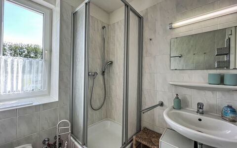 Karsten: Specchio, Rubinetto, Idraulico Fixture, Proprietà, Lavello, Finestra, Bagno, Mobiletto Del Bagno, Lavandino Del Bagno
