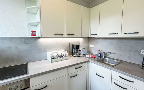 Karsten: Cabinetry, Proprietà, Mobilia, Costruzione, Bianca, Controsoffitto, Lavandino Della Cucina, Elettrodomestico Da Cucina, Cucina, Cucina Stufa