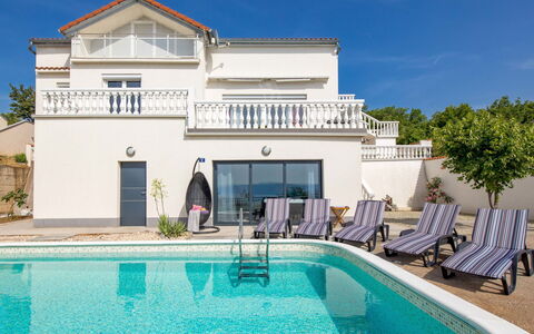Villa Sunset View: Fiore, Pianta, Mobilia, Proprietà, Finestra, Costruzione, Verde, Sedia, Tavolo, Cielo