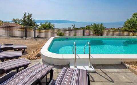 Villa Sunset View: Fiore, Pianta, Mobilia, Proprietà, Finestra, Costruzione, Verde, Sedia, Tavolo, Cielo