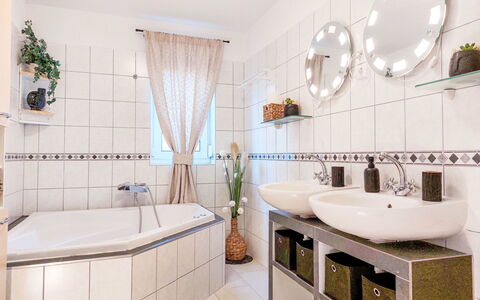 Villa Sunset View: Interior Design, Idraulico Fixture, Pavimentazione, Bagno, Rubinetto, Lavello, Pavimento, Idraulico, Piastrella, Soffitto