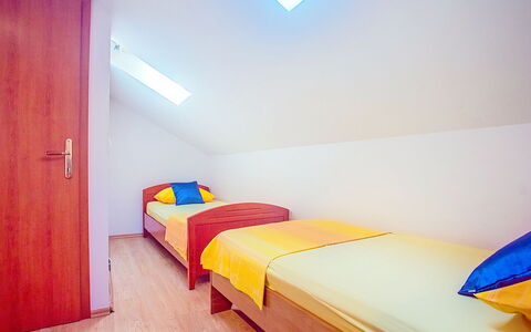 Villa Jolie Amazing Stone: Pavimento, Interior Design, Legna, Pavimentazione, Camera, Camera Da Letto, Soffitto, Letto, Appartamento, Pavimento In Legno