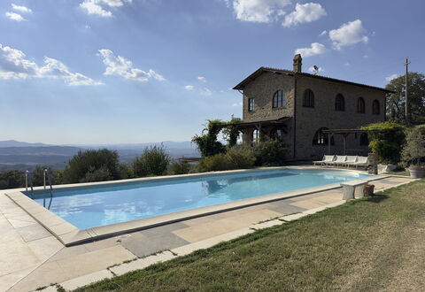 Villa Monticello: Nube, Acqua, Pianta, Cielo, Costruzione, Piscina, Albero, Casa, Shade, Rettangolo