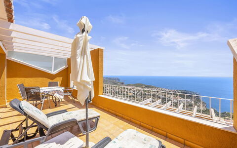 Las Brisas: Acqua, Tavolo, Cielo, Nube, Mobilia, Pianta, Proprietà, Sedia, Azzurro, Tavolo Esterno