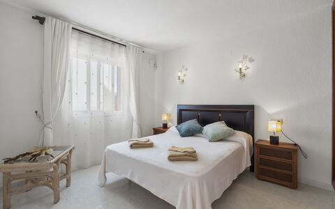 Las Brisas: Acqua, Tavolo, Cielo, Nube, Mobilia, Pianta, Proprietà, Sedia, Azzurro, Tavolo Esterno