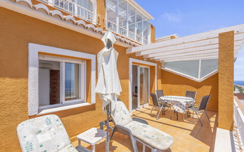 Las Brisas: Acqua, Tavolo, Cielo, Nube, Mobilia, Pianta, Proprietà, Sedia, Azzurro, Tavolo Esterno
