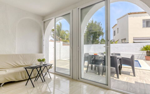 Luna: Proprietà, Pianta, Mobilia, Finestra, Costruzione, Interior Design, Tavolo, Shade, Legna, Sedia