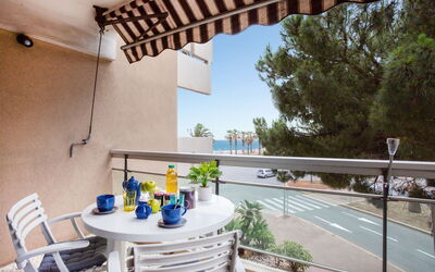 Cagnes-Sur-Mer 177: Nube, Cielo, Giorno, Proprietà, Acqua, Costruzione, Pianta, Azzurro, Urban Design, Spazio Pubblico
