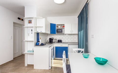 Anastasia: Nube, Cielo, Giorno, Proprietà, Acqua, Costruzione, Pianta, Azzurro, Urban Design, Spazio Pubblico