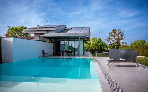 Villa Dalia Venezia: Acqua, Cielo, Nube, Piscina, Pianta, Shade, Mobili Da Esterno, Interior Design, Lettino, Sedia
