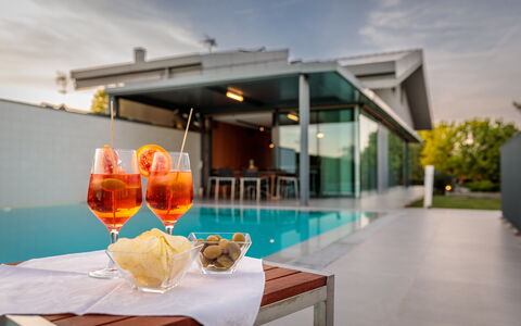 Villa Dalia Venezia: Nube, Cielo, Tavolo, Proprietà, Mobilia, Tavola, Cibo, Stemware, Bicchiere Di Vino