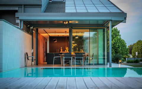 Villa Dalia Venezia: Acqua, Luce, Cielo, Pianta, Piscina, Sedia, Shade, Mobili Da Esterno, Porta, Casa