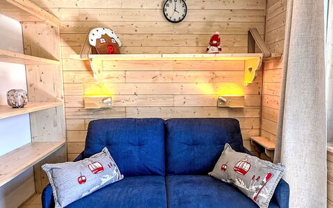 Val Thorens 540: Legna, Interior Design, Mobilia, Pavimentazione, Pavimento, Camera, Divano, Soffitto, Soggiorno, Color Legno