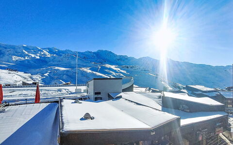 Val Thorens 540: Facciata, Porta, Casa, Tetto, Materiale Composito, Mobili Da Esterno, Shade, Estate, Portico, Sedia