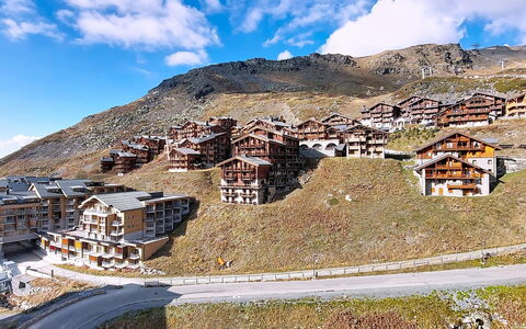 Val Thorens 540: Facciata, Porta, Casa, Tetto, Materiale Composito, Mobili Da Esterno, Shade, Estate, Portico, Sedia