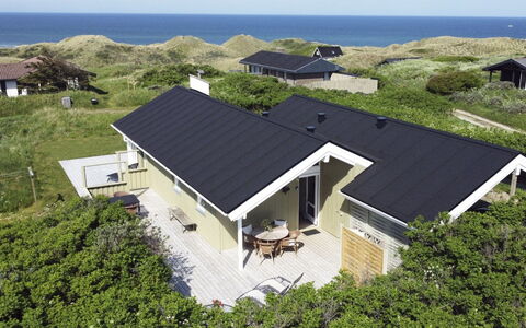 Walderik - 423M from the Sea: Tetto, Casa, Porta, Villetta, Shade, Raccordo, Cortile, Estate, Backyard