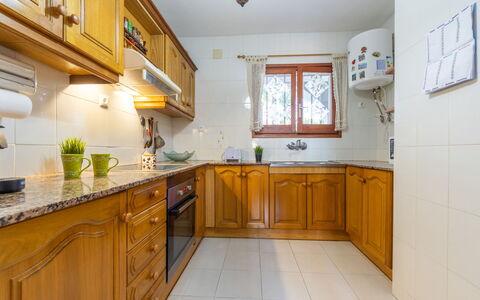 Llimona: Cabinetry, Proprietà, Controsoffitto, Finestra, Legna, Lavandino Della Cucina, Illuminazione, Lavello, Interior Design, Cucina