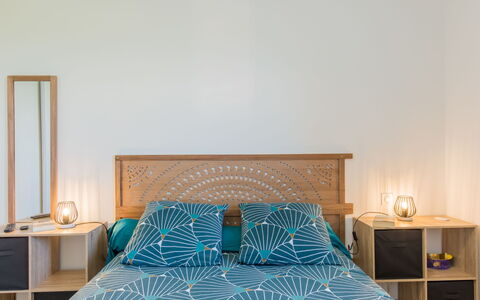 Kervennou: Mobilia, Comfort, Azzurro, Legna, Cuscino, Tavolo, Interior Design, Telaio Del Letto, Costruzione, Letto