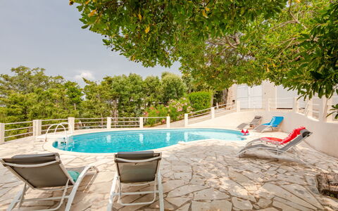 Les Gaulois: Acqua, Cielo, Piscina, Costruzione, Sedia, Pianta, Mobili Da Esterno, Shade, Albero, Pavimento