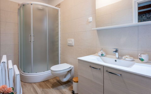 Lukata: Specchio, Idraulico Fixture, Rubinetto, Proprietà, Mobiletto Del Bagno, Lavello, Lavandino Del Bagno, Bagno, Interior Design, Legna