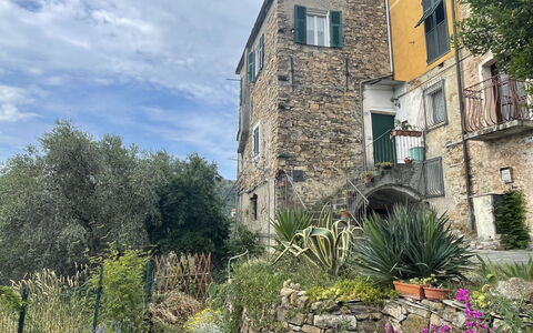 Casa Ferrando: Pianta, Cielo, Costruzione, Nube, Finestra, Vegetazione, Casa, Albero, Zona Residenziale, Paesaggio Naturale