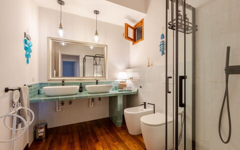 Wesea: Interior Design, Idraulico Fixture, Pavimentazione, Parete, Bagno, Pavimento, Lavello, Legna, Lavandino Del Bagno, Rubinetto