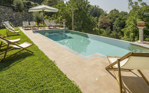Casa Aurora - Recco, Liguria: Acqua, Proprietà, Pianta, Piscina, Albero, Mobili Da Esterno, Shade, Cielo, Erba, Costruzione