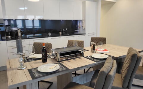Julia: Tavolo, Cabinetry, Mobilia, Costruzione, Controsoffitto, Sedia, Cucina, Elettrodomestico, Interior Design, Elettrodomestico Da Cucina