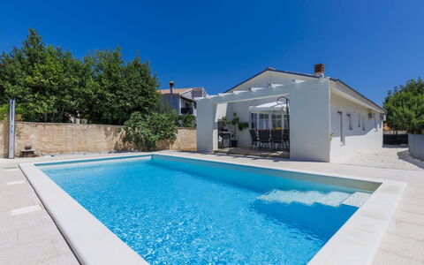 Noce: Acqua, Cielo, Costruzione, Proprietà, Piscina, Pianta, Azzurro, Shade, Casa, Rettangolo