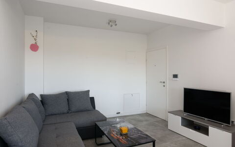 Franka: Cielo, Nube, Giorno, Proprietà, Costruzione, Cabinetry, Legna, Architettura, Interior Design, Shade
