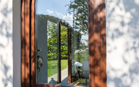 La Dimora del Cavaliere: Giorno, Finestra, Muratura, Luce Del Sole, Brick, Rettangolo, Acqua, Albero, Shade
