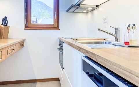 Champex 220: Cucina, Controsoffitto, Legna, Interior Design, Pavimentazione, Elettrodomestico Da Cucina, Apparecchio Major, Cabinetry, Idraulico Fixture, Lavandino Della Cucina