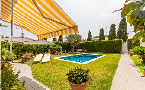 El Garrofer: Acqua, Costruzione, Pianta, Cielo, Giorno, Proprietà, Piscina, Azzurro, Finestra, Albero