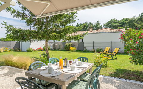 Villa Margarin: Acqua, Costruzione, Pianta, Cielo, Giorno, Proprietà, Piscina, Azzurro, Finestra, Albero