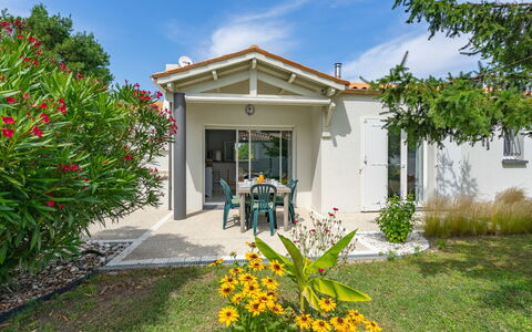 Villa Margarin: Acqua, Costruzione, Pianta, Cielo, Giorno, Proprietà, Piscina, Azzurro, Finestra, Albero
