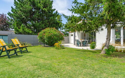 Villa Margarin: Acqua, Costruzione, Pianta, Cielo, Giorno, Proprietà, Piscina, Azzurro, Finestra, Albero