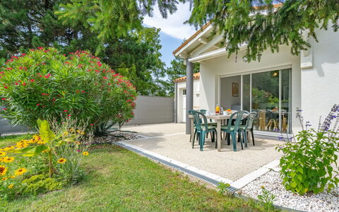 Villa Margarin: Acqua, Costruzione, Pianta, Cielo, Giorno, Proprietà, Piscina, Azzurro, Finestra, Albero