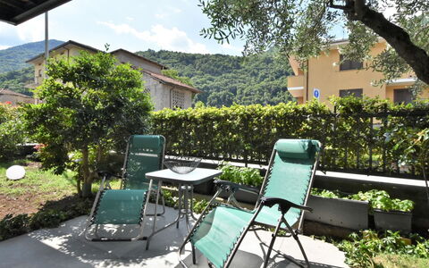 La Casa di Lara: Acqua, Costruzione, Pianta, Cielo, Giorno, Proprietà, Piscina, Azzurro, Finestra, Albero