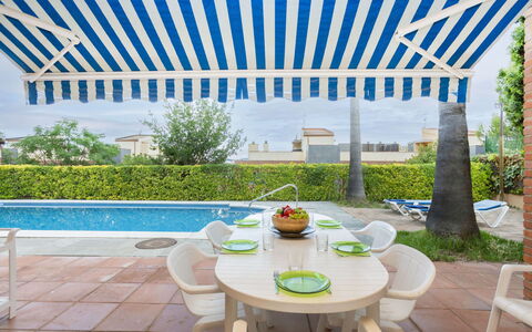 Rioja: Acqua, Pianta, Piscina, Albero, Shade, Mobili Da Esterno, Tempo Libero, Rettangolo, Materiale Composito, Paesaggio