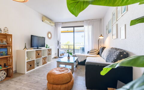 Uolas: Mobilia, Interior Design, Divano, Legna, Soggiorno, Pavimentazione, Soffitto, Camera, Appartamento, Illuminazione