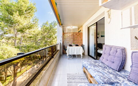 Uolas: Appartamento, Shade, Balcone, Condominio, Mobili Da Esterno, Sedia, Recinzione, Illuminazione Diurna, Eco Hotel, Deck