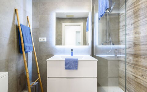 Uolas: Pavimentazione, Pavimento, Interior Design, Bagno, Idraulico Fixture, Mobiletto Del Bagno, Piastrella, Idraulico, Gabinetto, Camera
